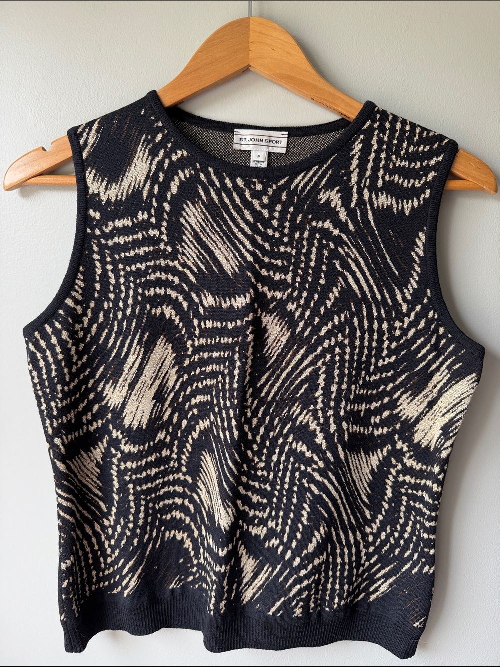 St. John sport Black and gold jacquard sleeveless knit top size petite